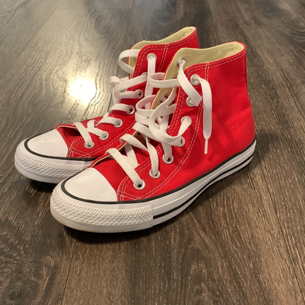 Red converse - Picture 2 of 4